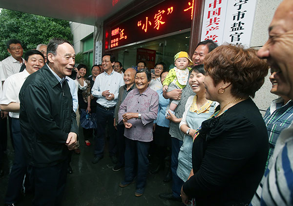 5月8日至10日,中共中央政治局常委、中央纪委书记王岐山到浙江省调研,并主持召开部分省区市纪委书记座谈会。这是5月8日,王岐山与海宁市盐官镇桃园村党委班子成员、老党员和群众亲切交流。(新华社记者 姚大伟 摄)